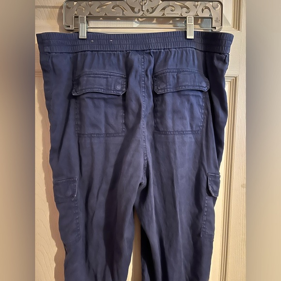 Chico’s size 2 (12) petite crop, cargo pants, linen blend, blue - Picture 6 of 9